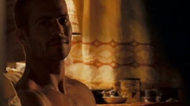 Jessica Alba in Into The Blue (Cameltoe)