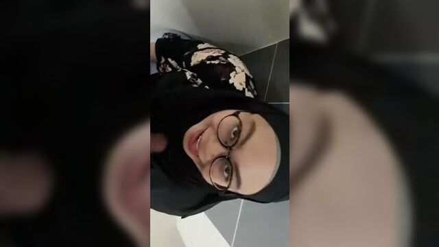 Indonesia - Hijab Hitam Nyepong Ditoilet