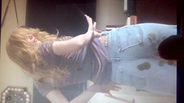 Cum on Leslie Mann ass