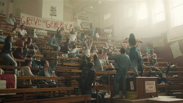 Claire Chust montre ses nibards