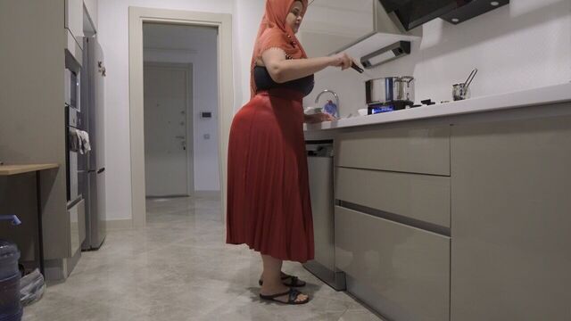 My big-ass stepmother hardened my dick with her skirt.