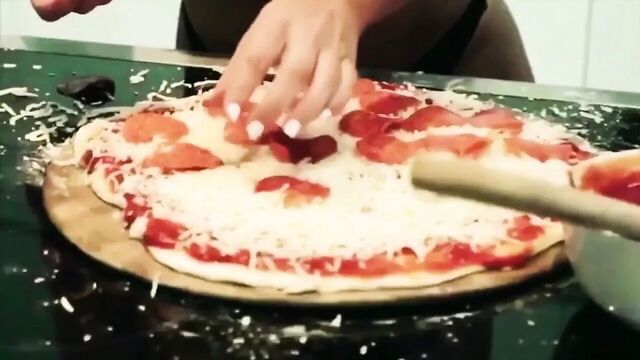 Laci Kay pizza master