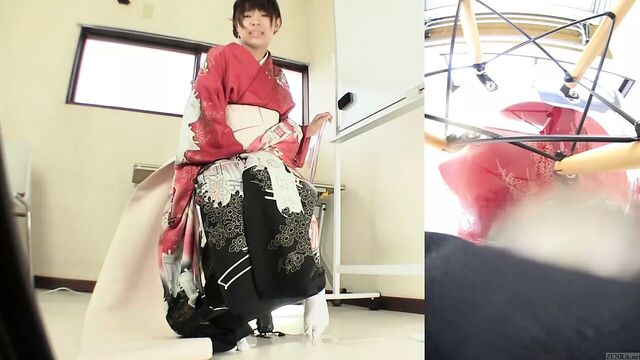 Subtitled Japanese kimono pee desperation failure in HD