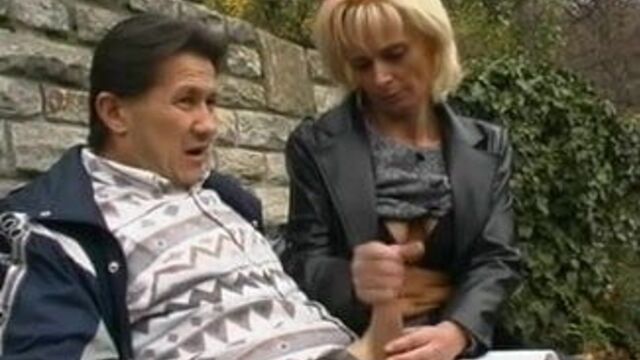 Lady Handjob auf der Parkbank