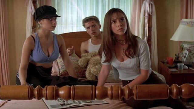 Sarah Michelle Gellar, Jennifer Love Hewitt - I Know What...