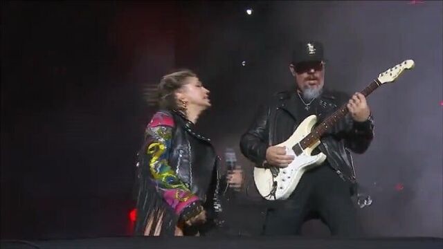 Fergie Huge Cleavage Unbelievable Arse