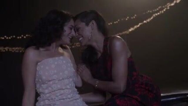Rosario Dawson kissing Jenny Slate