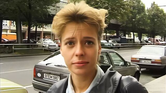 Lesbe mit grossen titten geht fuer geld mit zum casting und steckt sich vibrator in die pussy