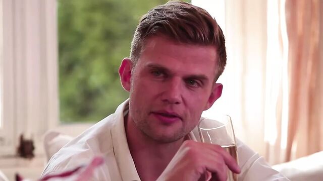 La plus salope de la bande se fait enculer