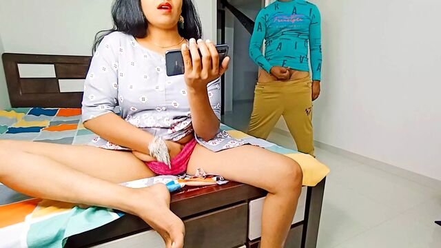 Chori chori se komal chut me ungli kar rahi thi