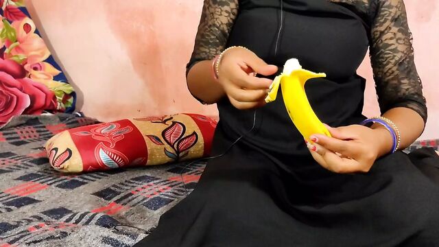 Bhabhi ka birthday hai devar gift me kela de raha hai