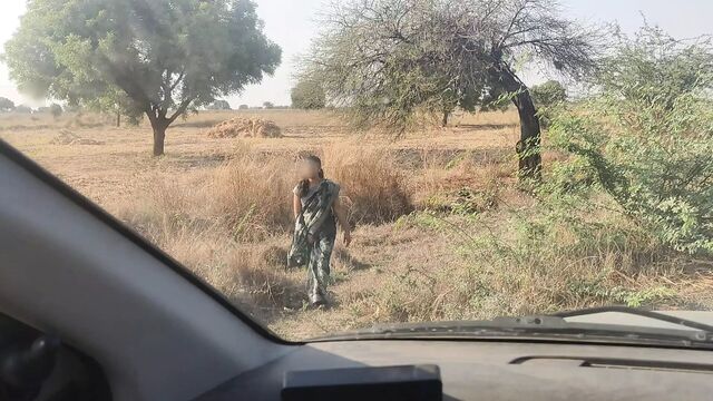 Road par ek ladki pisab kar rahi thi usko car me bula kar thoka