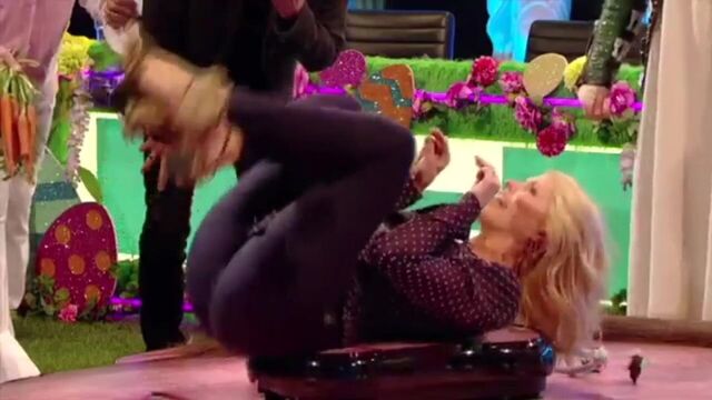 Holly Willoughby - Vibrating - Tight Jeans