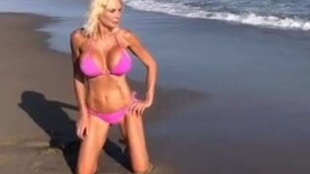 Yola Berrocal - Beach