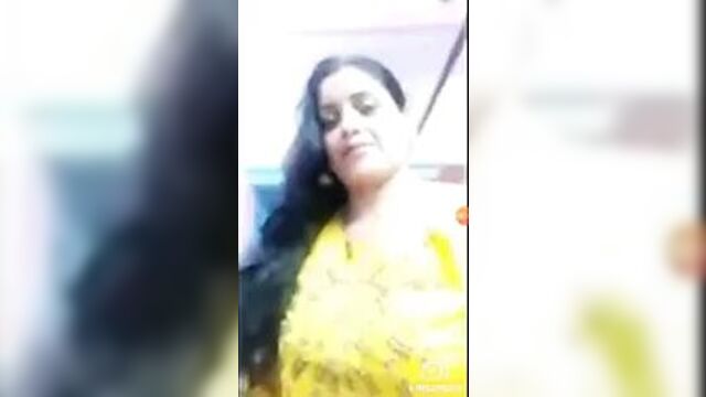 Facebookhot, aunty HEMA shows her nude body in Facebook call