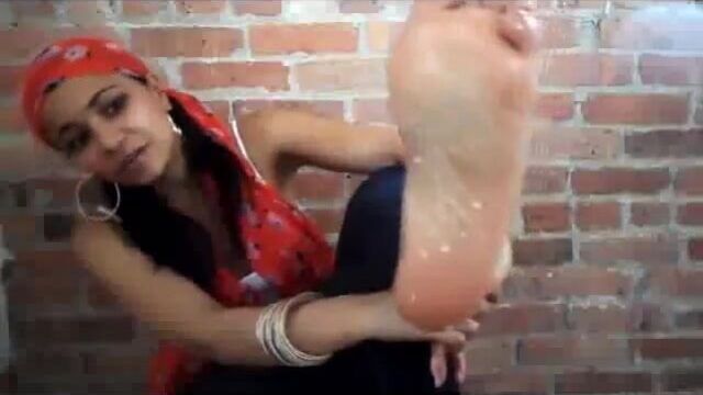 Pretty redbone foot joi